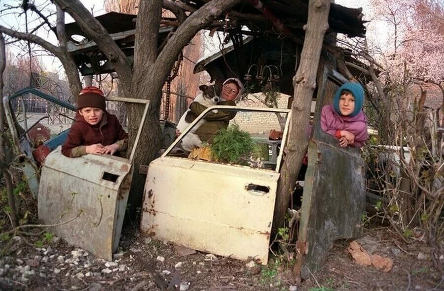 По запросу "дети 90-х" обычно предлагается набор довольно мрачных с позиции сегодняшнего дня картинок. Было ли это время таким уж мрачным вопрос скорее философский.