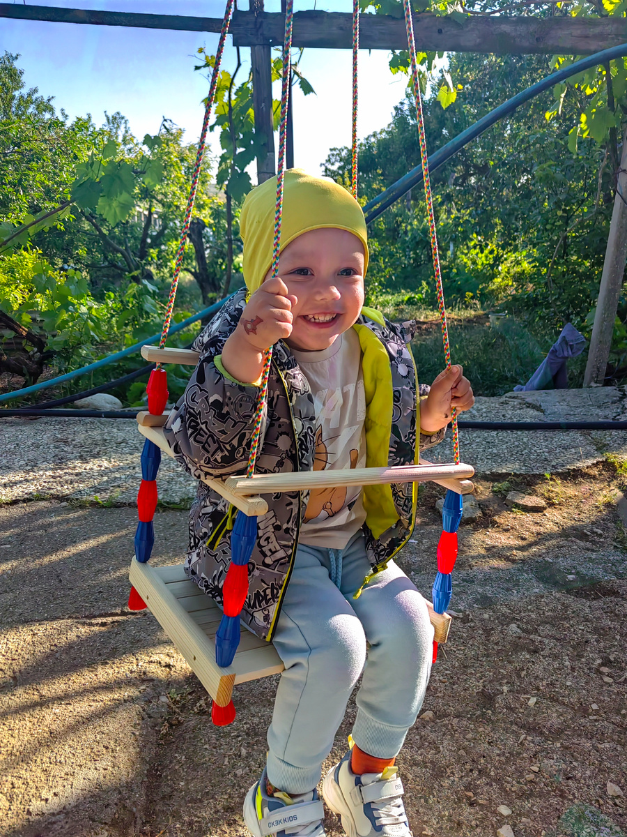 Место для сада есть у нашего сельского дома в Крыму. За огородом видно море. Весна 2024 года