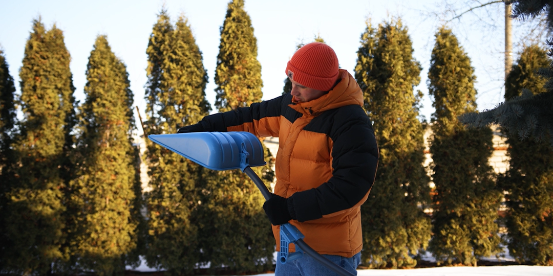 Как правильно чистить снег, чтобы не повредить спину