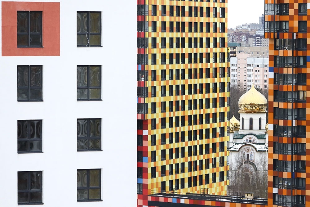    Рыночная причина - новостройки превращаются во вторичку: кто-то специально покупает жилье для перепродажи, кто-то меняет место жительства. / Фото: Михаил Куравлев / РИА Новости