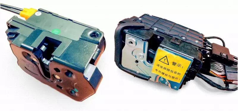    Самая сложная технически и одновременно капризная реализация доводчика. Штатный замок меняется целиком: прощай заводская гарантия. Взамен ставят узел made in China, недешевый, так как делают его для конкретной модели. Электромотор установлен прямо на замке. Во‑первых, такая неразъемная бандура влезет далеко не в каждую дверь. Во‑вторых, через замок есть риск попадания воды – например, если мойщик решит пройтись по торцу мойкой высокого давления. От этого электрическая часть окисляется и отказывает.