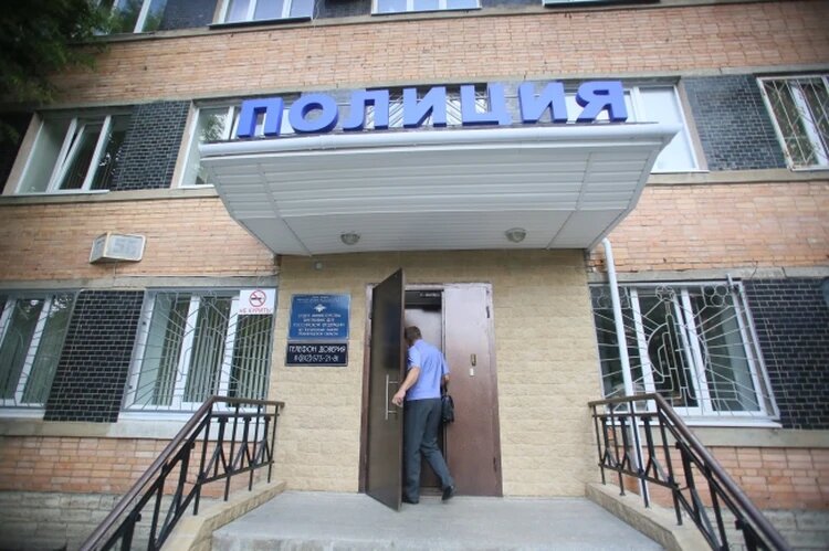 Мужчина, которого бывшая жена избила ломом, вызвал полицию. Фото: Алексей Булатов