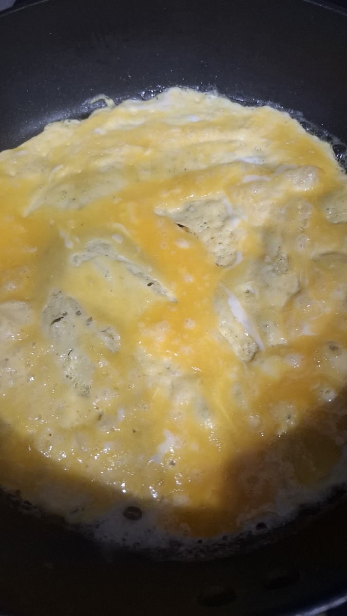 Желтки взбили вилочкой, добавляем соль, обжариваем