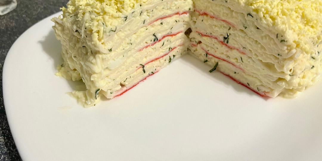 Праздничный белковый салат‑тортик: лёгкий и сытный вариант для стола