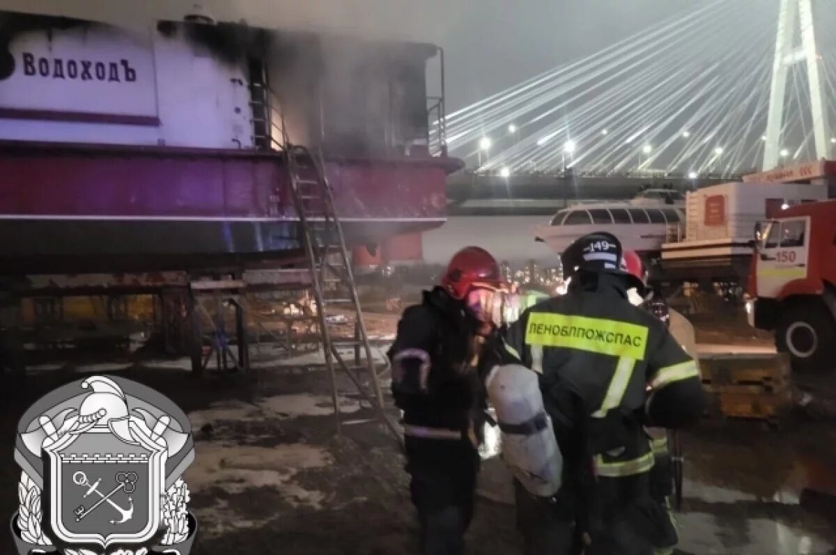    В Петербурге внезапно загорелся прогулочный катер