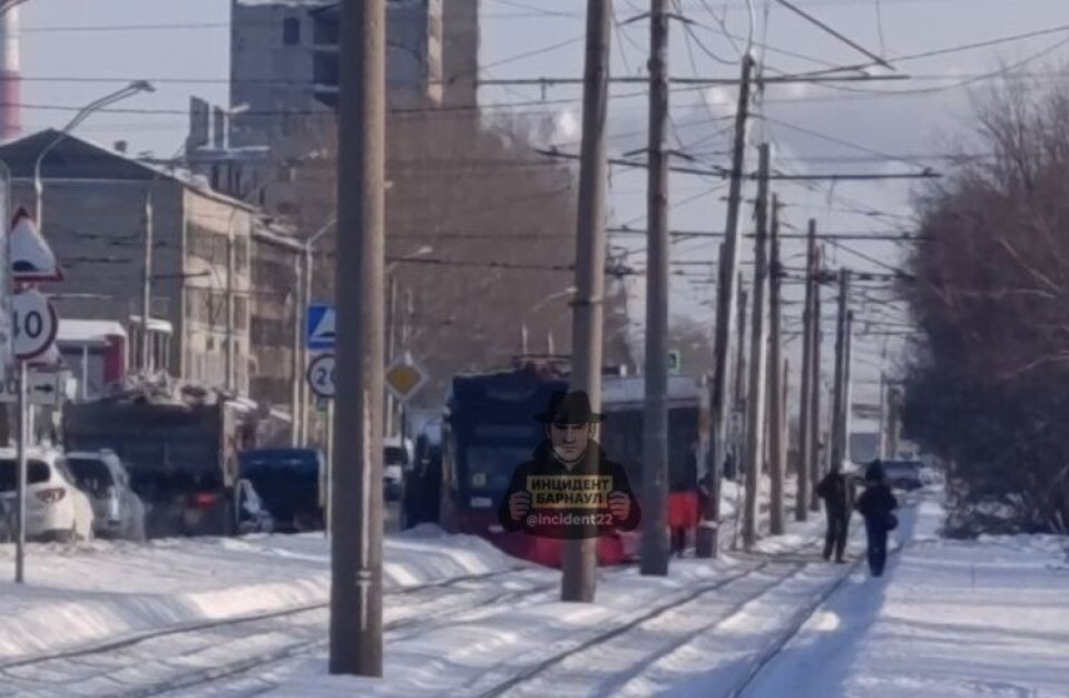    Трамвай сошел с рельсов в Барнауле. Источник: "Инцидент Барнаул"