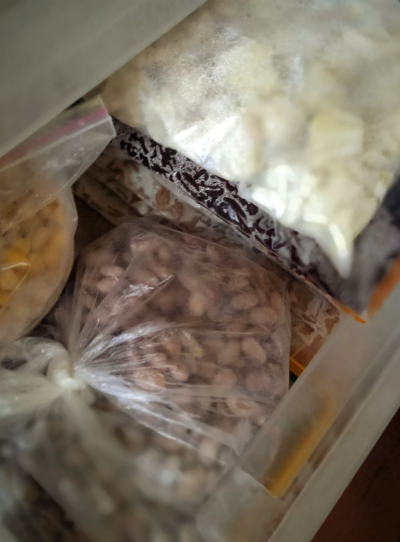 Окромя пирогов, сига, моркови и свеклы у меня в морозилке теперь живут отварная фасоль, отварной нут, бланшированная цветная капуста, зелень, паштет из куриной печени, бульон с рубленным мясом, всякие малины-клубники (еще с лета) и, разумеется, наггетсы. Я даже коту еду варю и замораживаю – Боже ж мой, как это удобно, и почему я так раньше не делала, а!..