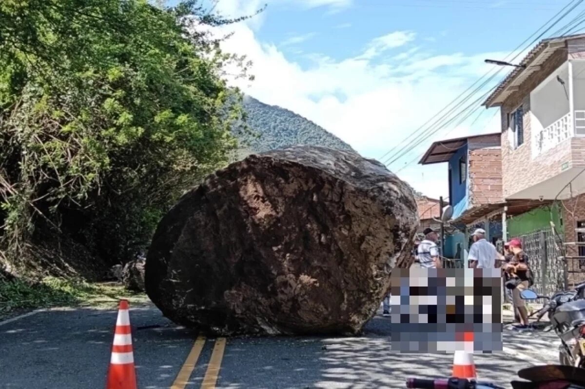    В Колумбии гигантский валун сорвался со скалы и придавил мотоциклиста