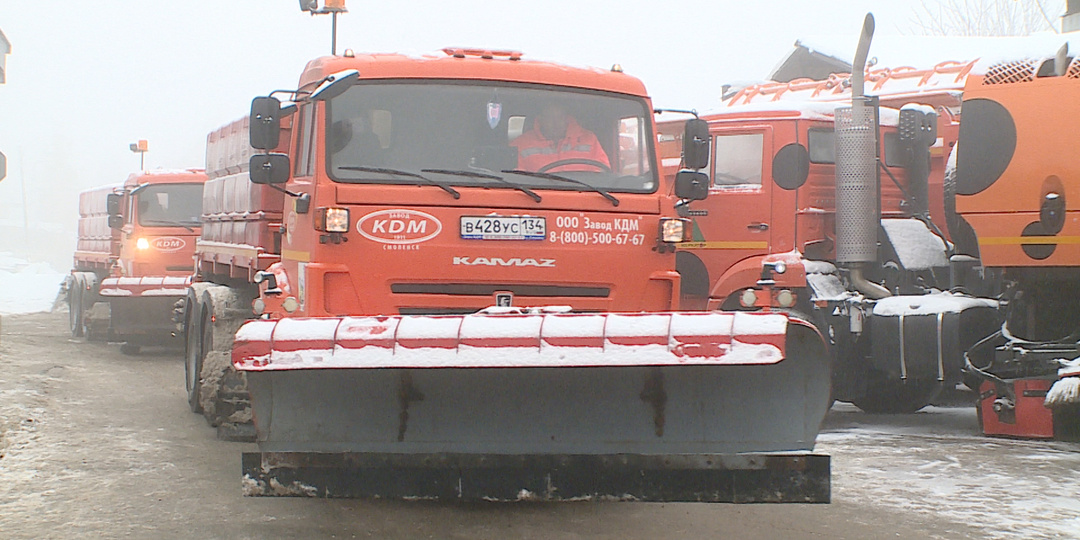 50 единиц спецтехники вышли на дороги Волгограда с приходом снега