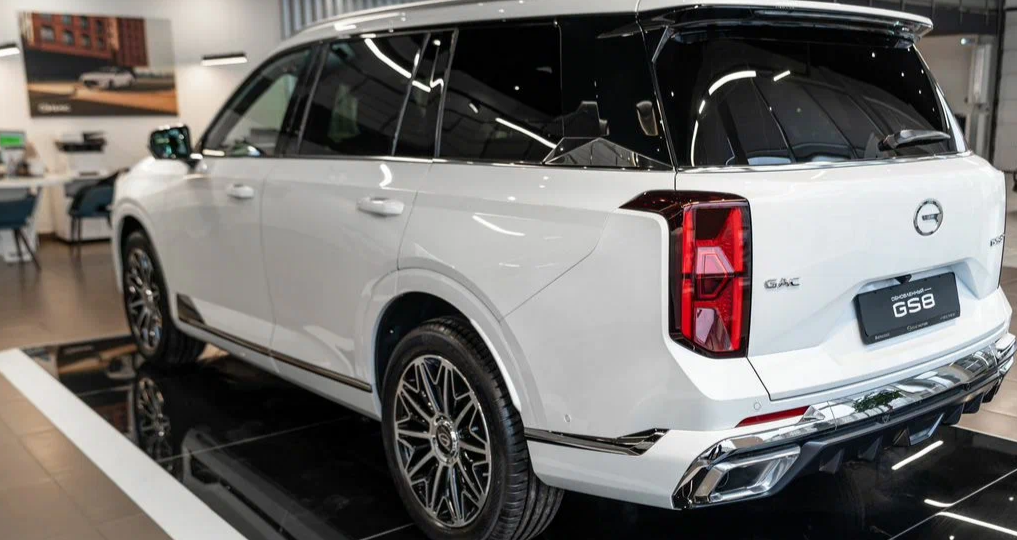 Заехал в автосалон GAC. За сколько продают обновлённый GAC GS8? Какие скидки есть?