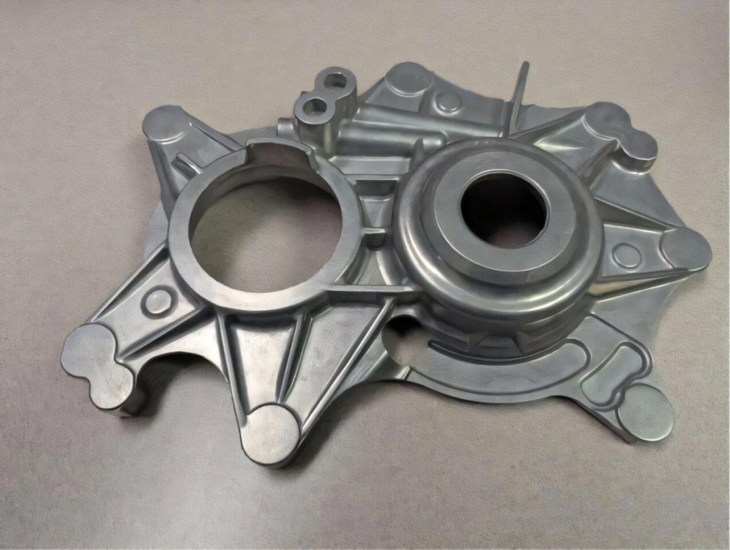 Эта автомобильная деталь была изготовлена из RidgeAlloy — нового конструктивного сплава, разработанного исследователями из ORNL. Он был отлит из металлов, полностью переработанных из алюминиевых кузовных листов автомобилей после потребления. Источник: ORNL, Министерство энергетики США