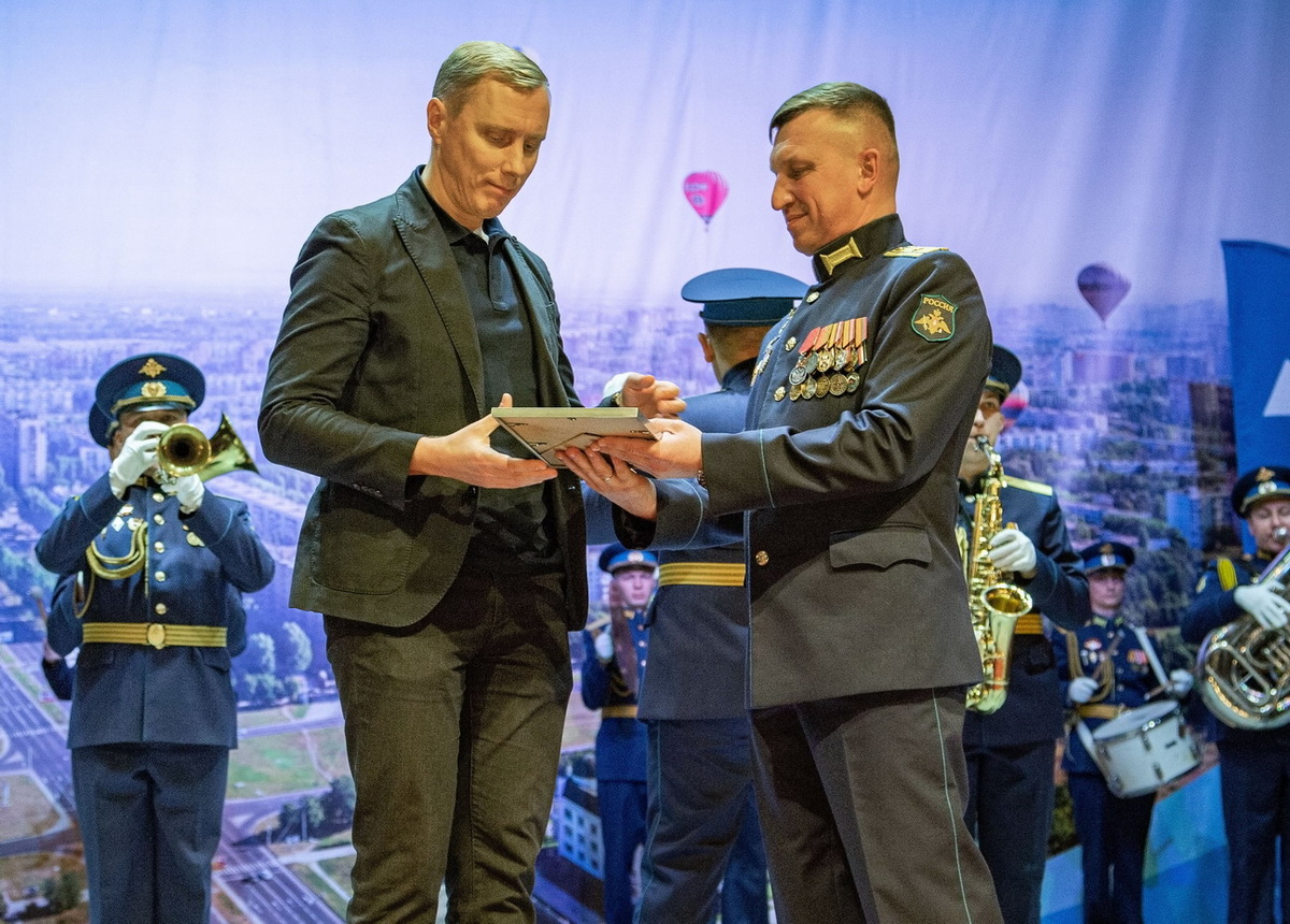 Фото: Гвардии майор Павел Ремезов вручает медаль 3-й гвардейской бригады специального назначения депутату думы г. о. Тольятти Николаю Спивакову на праздновании Международного дня волонтеров, организованном компанией АО "АВТОВАЗТРАНС".