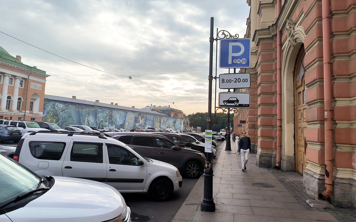 Maksim Konstantinov / Global Look Press📷Платная парковка, введенная в Санкт-Петербурге в 2015 году, сейчас действует на 652 участках улиц в Центральном, Адмиралтейском, Петроградском и Василеостровском районах
