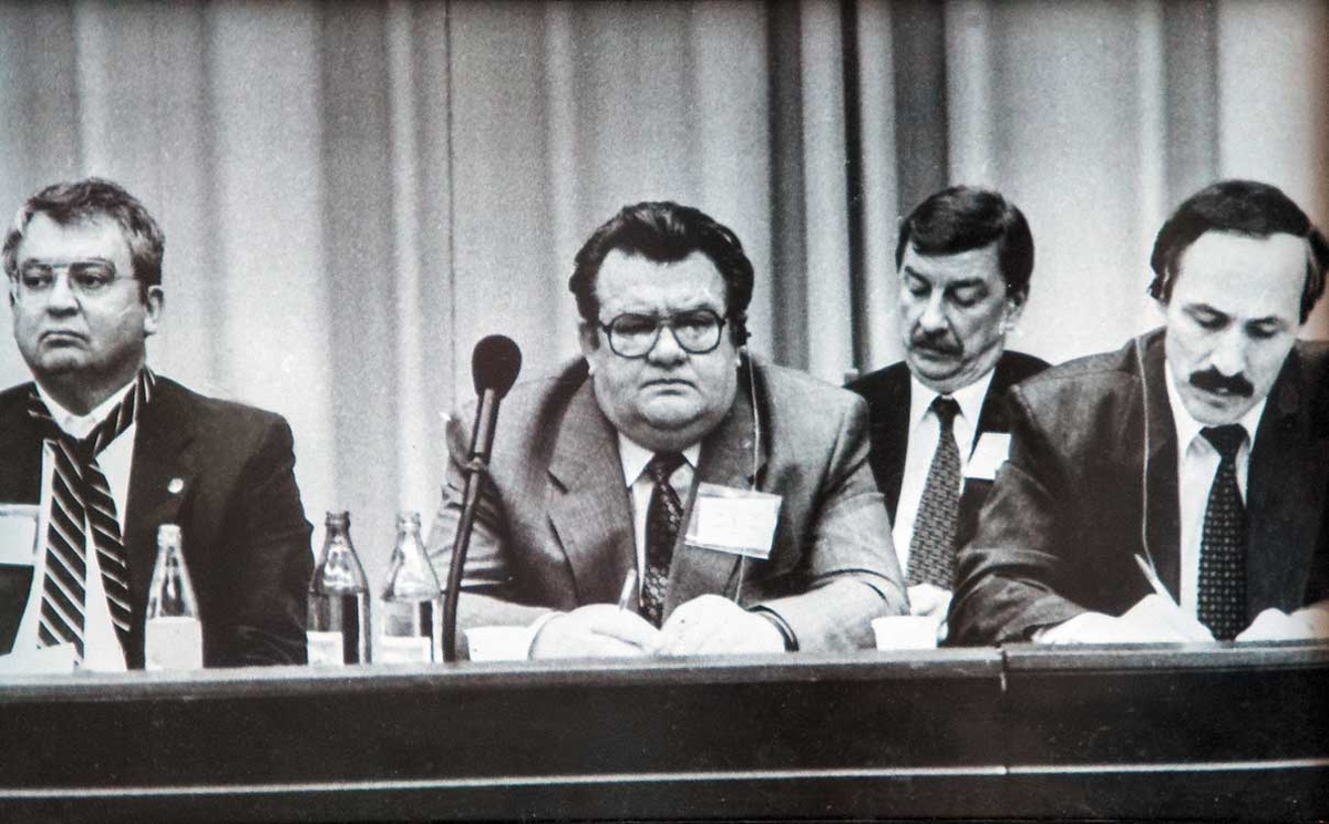 В президиуме Третьей встречи породненных городов СНГ и США в Москве. 1994 год