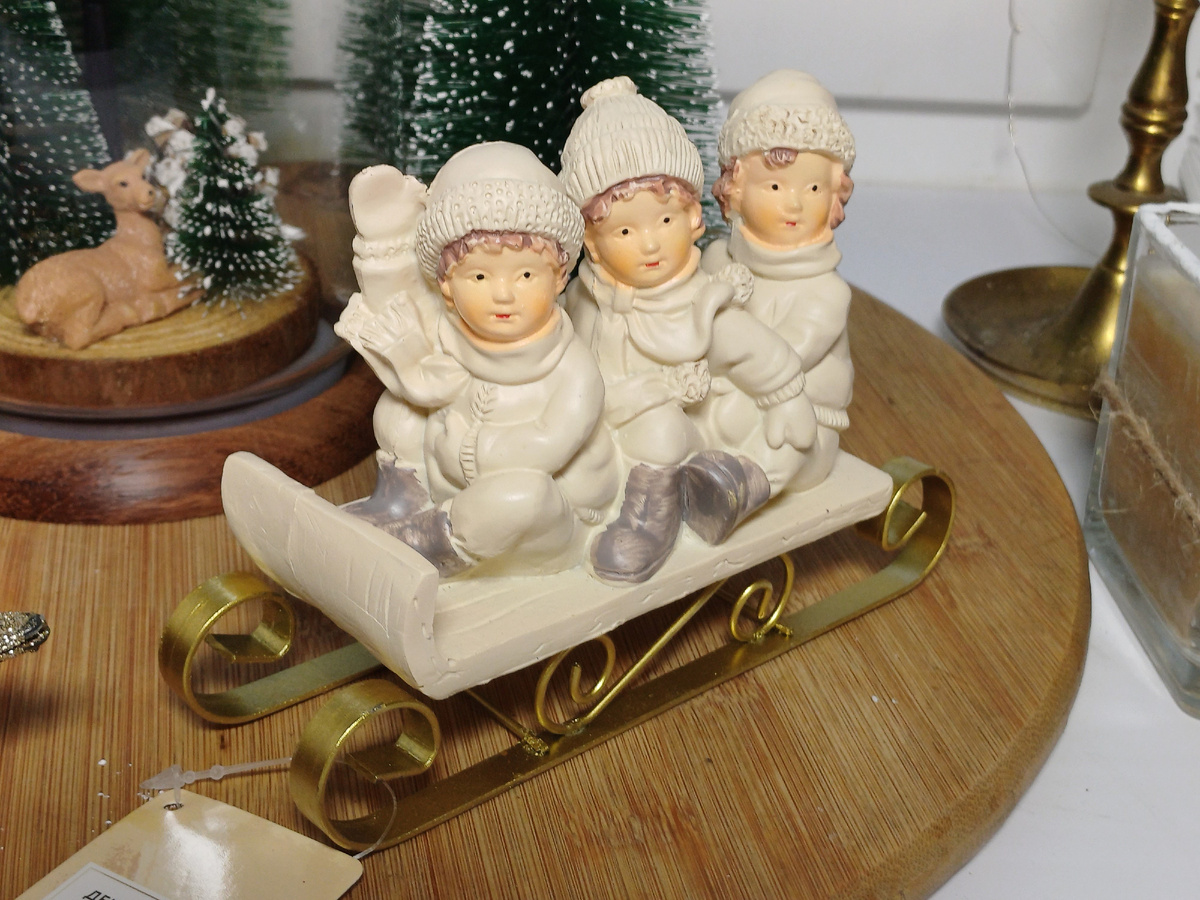 Сани из металла, покраска отличная (золото с бронзовым оттенком). Ну, мне такое очень было надо... Фото автора.