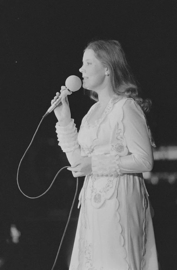 Кравченко И.О. Сенчина Л. Советская эстрадная певица. Во время выступления. Из фондов Музея музыки.