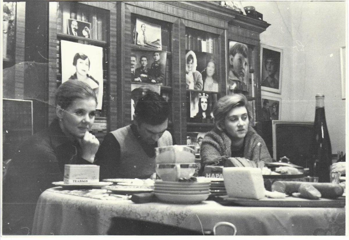 Хренникова К.А. У Хренниковых- Л.Сенчина_ зять И.Кокарев_ Н.Хренникова за обеденным столом в гостинной комнате. Из фондов Музея музыки.