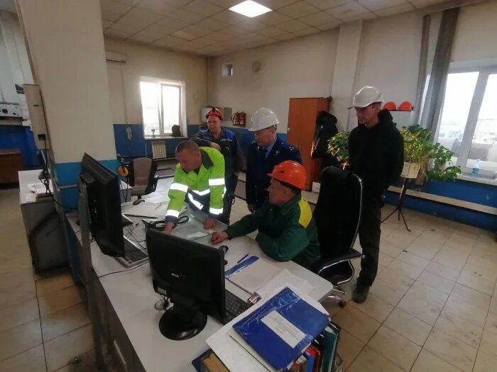 На читинской ТЭЦ-2 прокурор знакомится с историей болезни пожилого пациента / Фото: прокуратура Забайкальского края