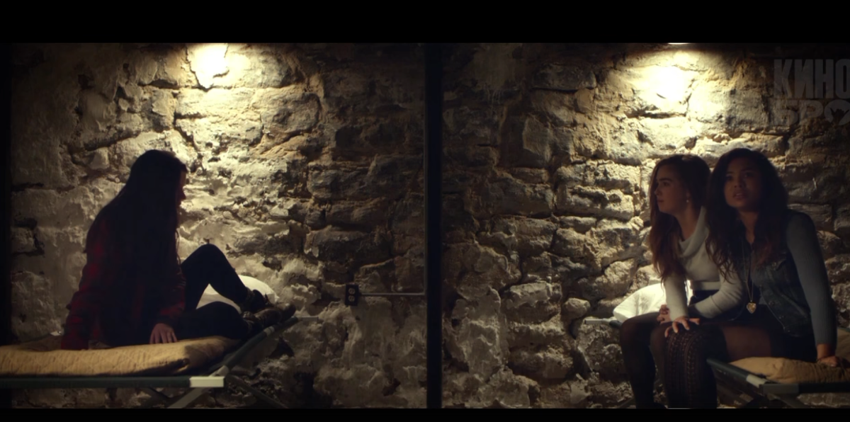 Кейси слева одна, напротив нее подруги.Разделение как противоположность