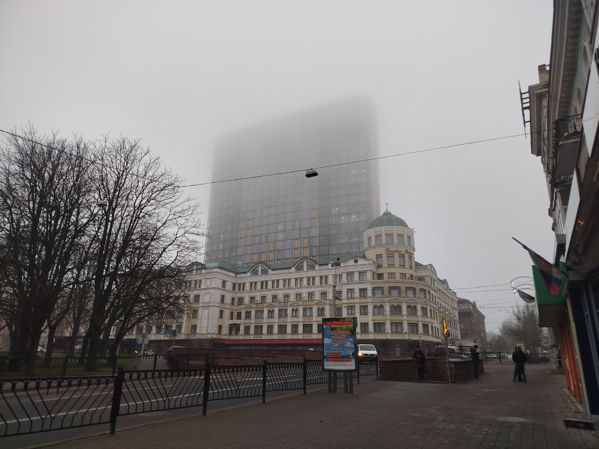 Перекрёсток улицы Артёма и проспекта Гурова. Гостиница "Donbass Palaсe" и бизнес центр "Пушинский" окутаны зимним туманом. 