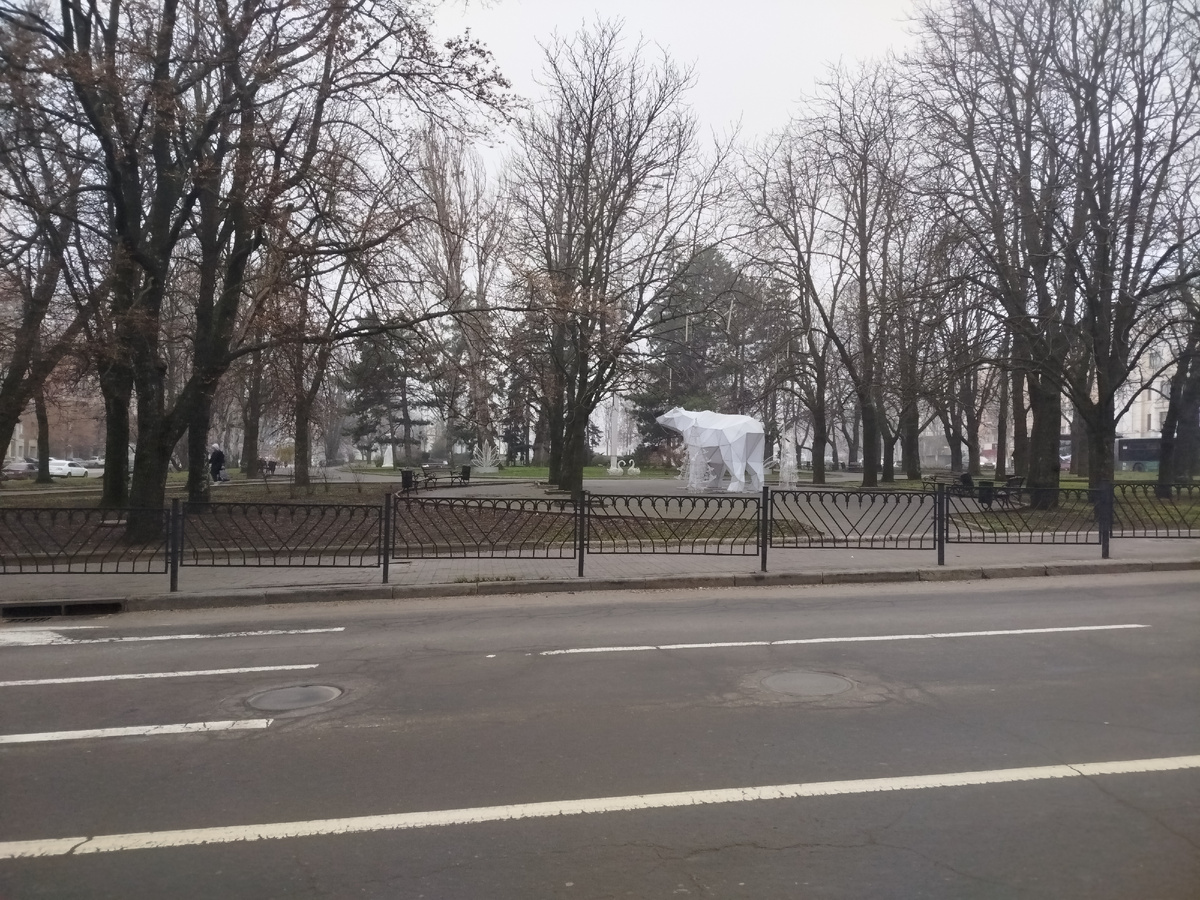 Вид на сквер "Росиия" (бывший Первомайский сквер) с проспекта Гурова. Особенно удивляет меня фигура белого медведя размером со слона.