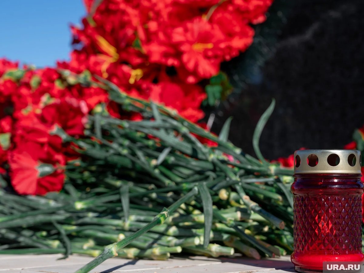     В Урае сегодня проводят в последний путь лучшего Деда Мороза России