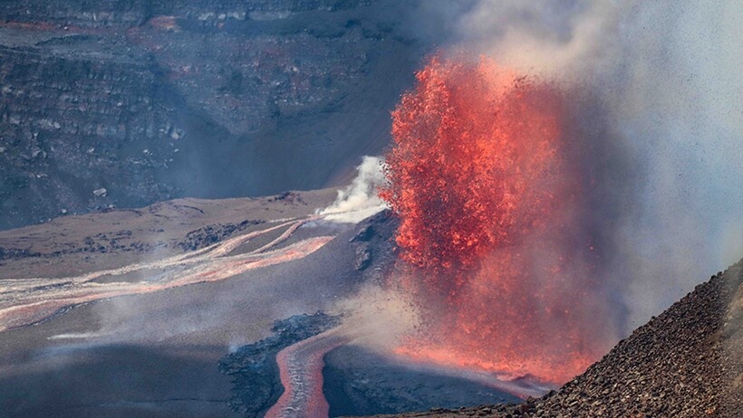    Вулкан Килауэа показал уникальное шоу: три фонтана по 150 метров высотой