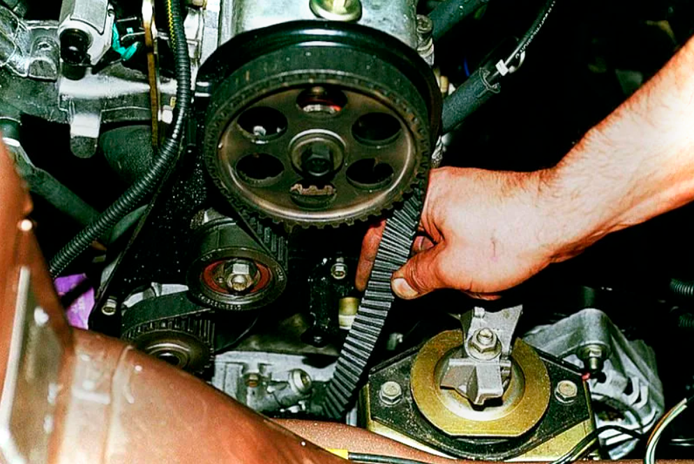 На фото вы можете видеть слабо натянутый ремень ГРМ