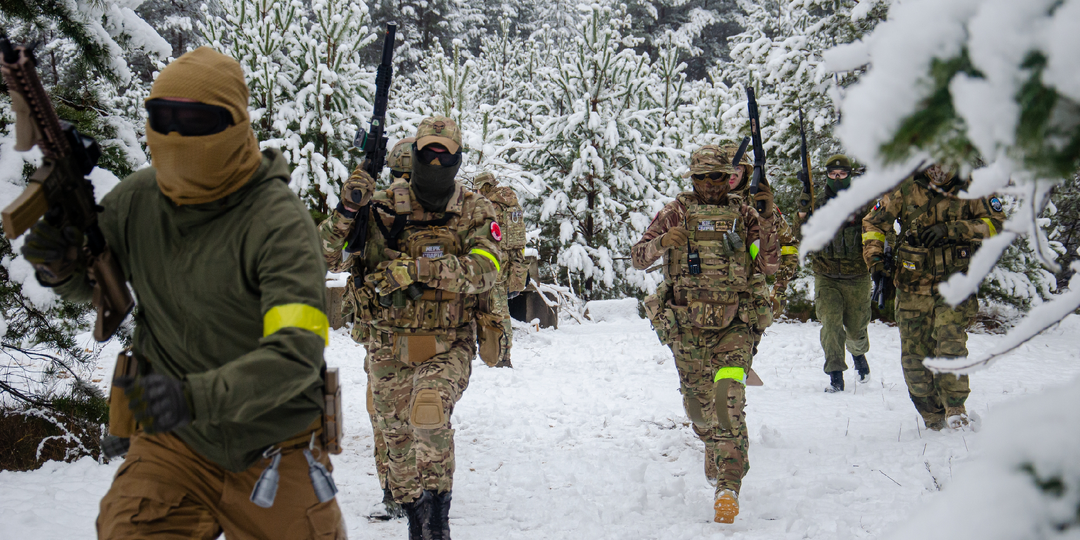 Почему зимой бойцы мёрзнут не от мороза, а от собственного пота - и как термобельё решает эту проблему
