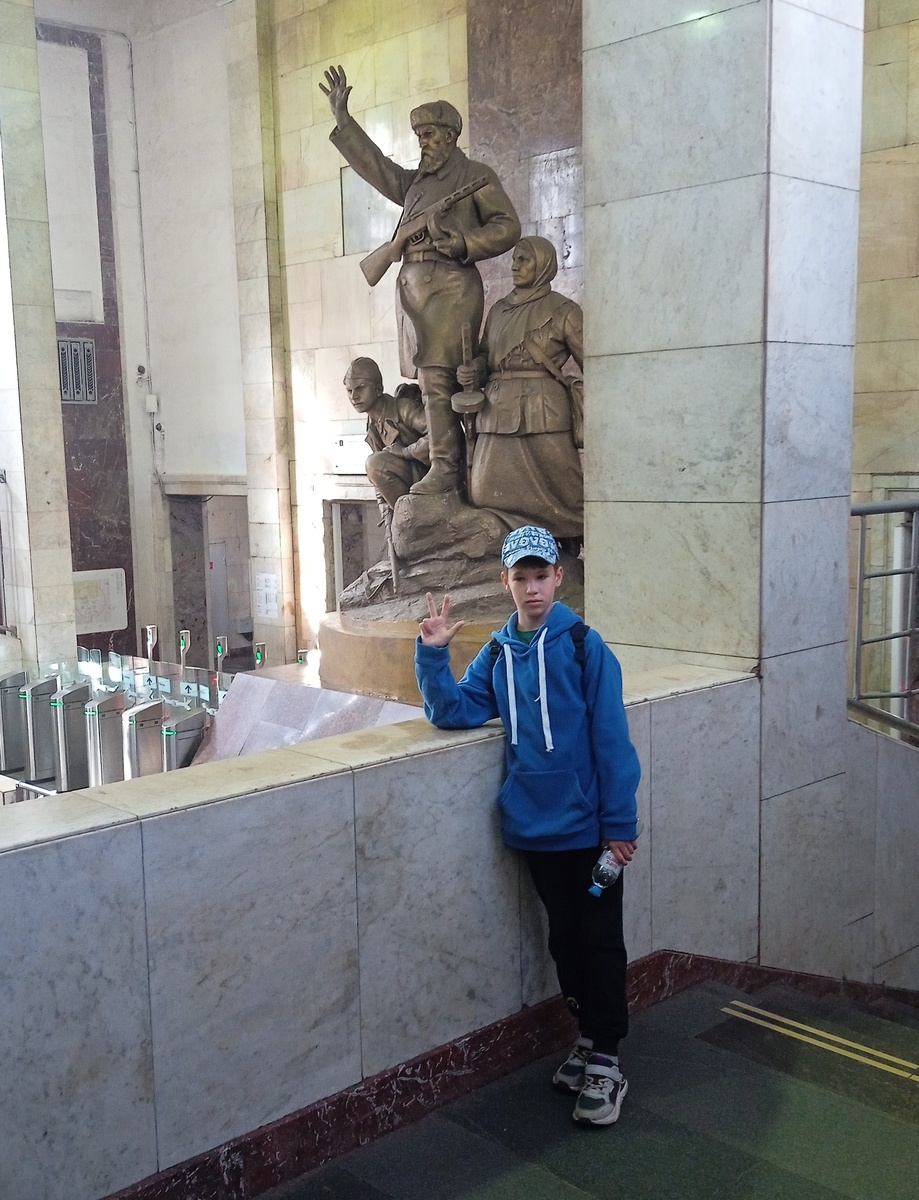 Москва, станция метро "Партизанская" (бывший "Измайловский парк"). Во время нашего с сыном московского путешествия летом 2025 года. Фото автора