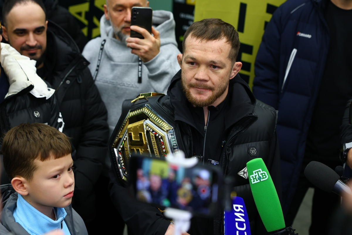 Петр Ян продемонстрировал екатеринбуржцам новый пояс UFC.  Фото: пресс-служба РМК / Андрей Фомин