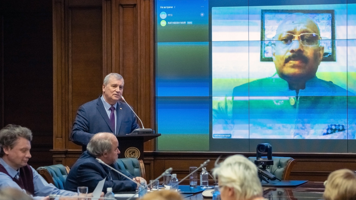 Александр Лобжанидзе представляет директора Русского дома в Индии Ратиша Наира (на экране). Фото: Владимир Нескоромный/пресс-служба РГО