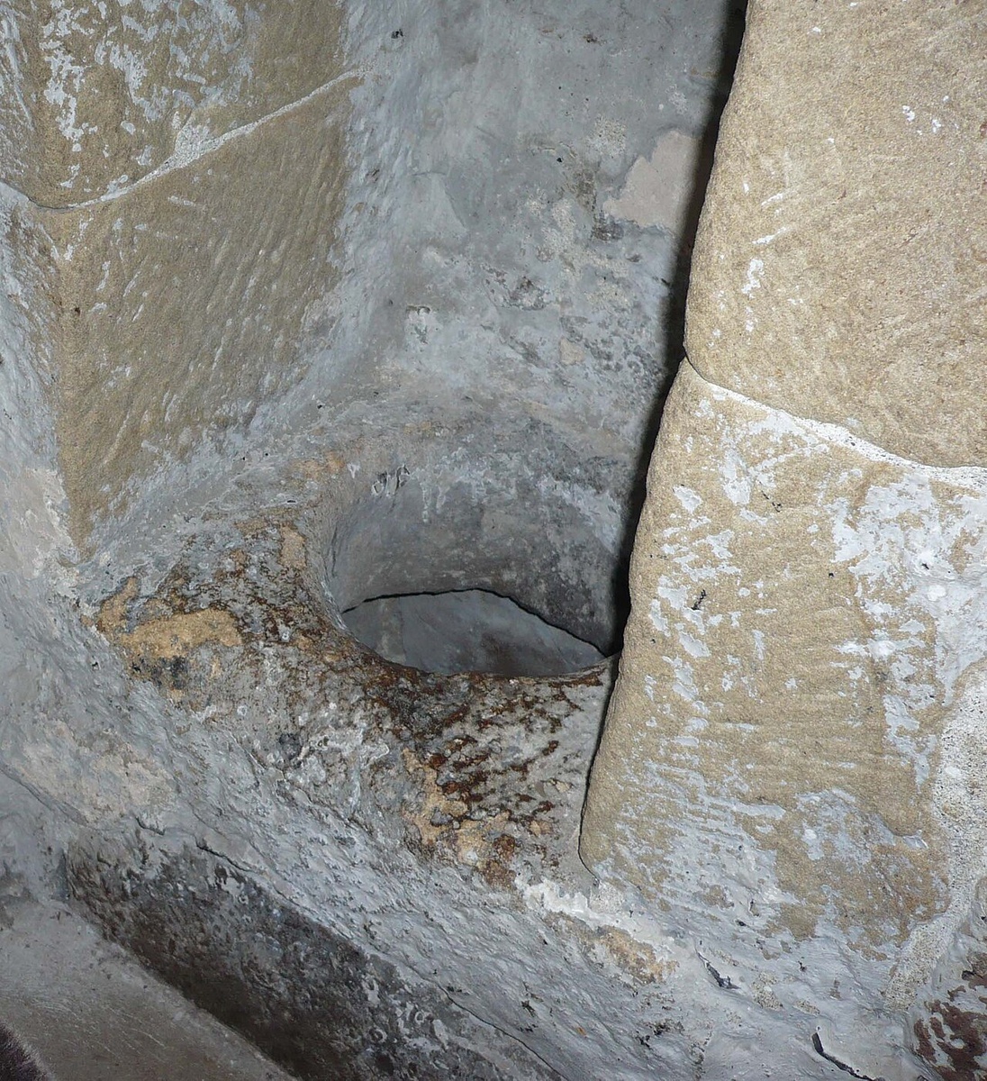 Интерьер уборной (гардероба) конца XIII века в замке Чирк в Уэльсе. Взято здесь: https://en.wikipedia.org/wiki/Garderobe?utm_source=chatgpt.com