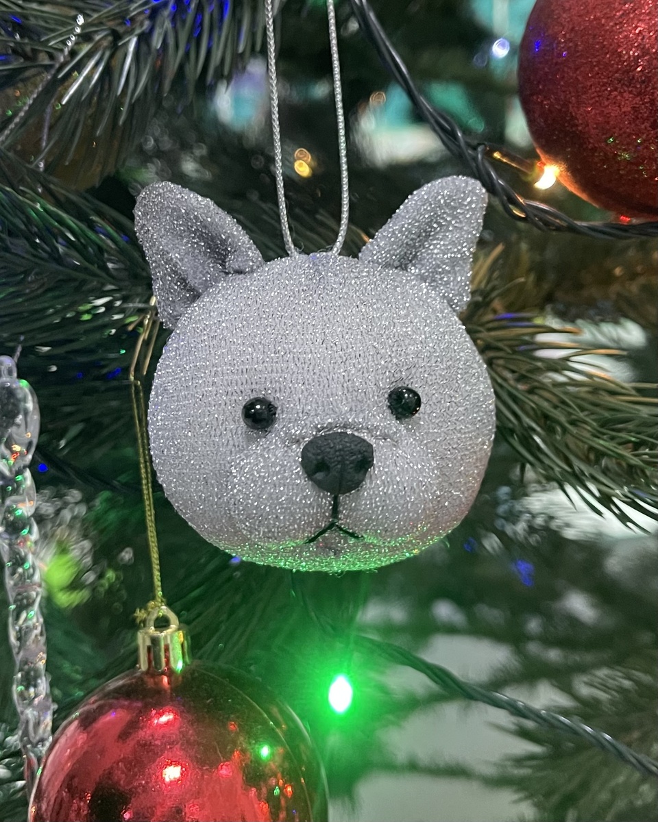 Французский бульдог на ёлке