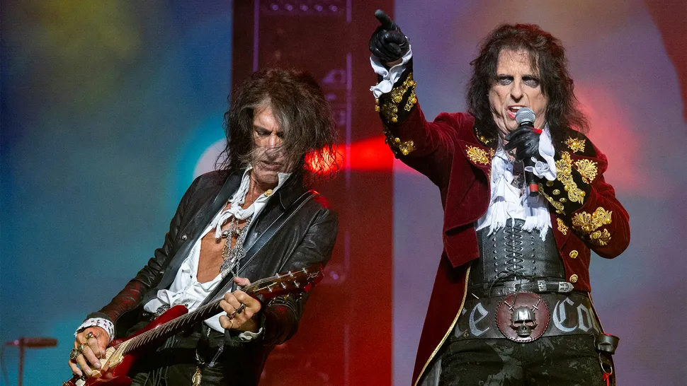 Джо Перри и Элис Купер выступают с Hollywood Vampires на Manchester Arena, Манчестер, Англия, 8 июля 2023 года