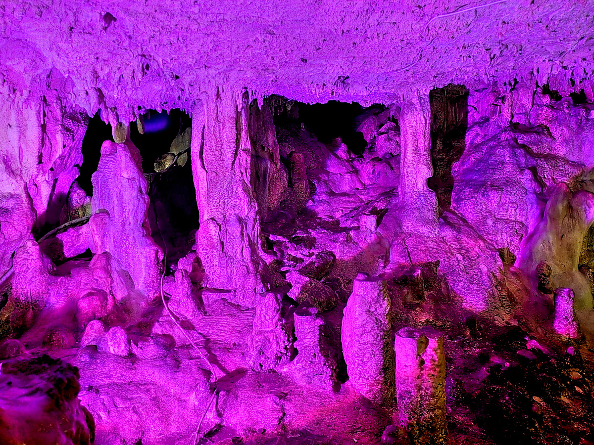 Пещера "Нежная" с цветной подсветкой. Фото автора