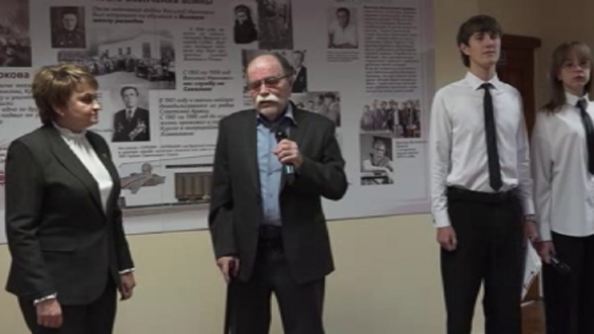    Сорок пятой курской школе присвоили имя Героя Советского Союза Василия Крюкова и открыли в ней музей «Колокола памяти»