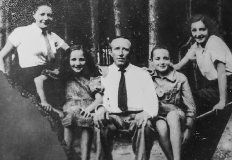    Семья Кушнер в Новогрудке до войны. Слева направо: прабабушка Джареда Кушнера Хинда (убита нацистами), ее дочь Лея, прадед Зейдель (Наум), бабушка Рая, предположительно ее старшая сестра Эстер (убита нацистами). Фото: Личный архив