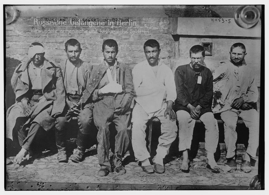 Раненые пленные русские солдаты в Берлине, многие разуты и раздеты "благородными тевтонами" до окровавленного белья.