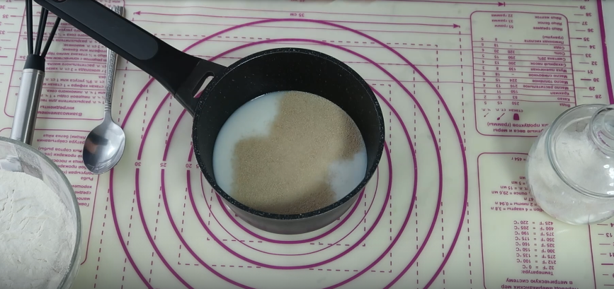 Всыпаем сухие дрожжи и сахар