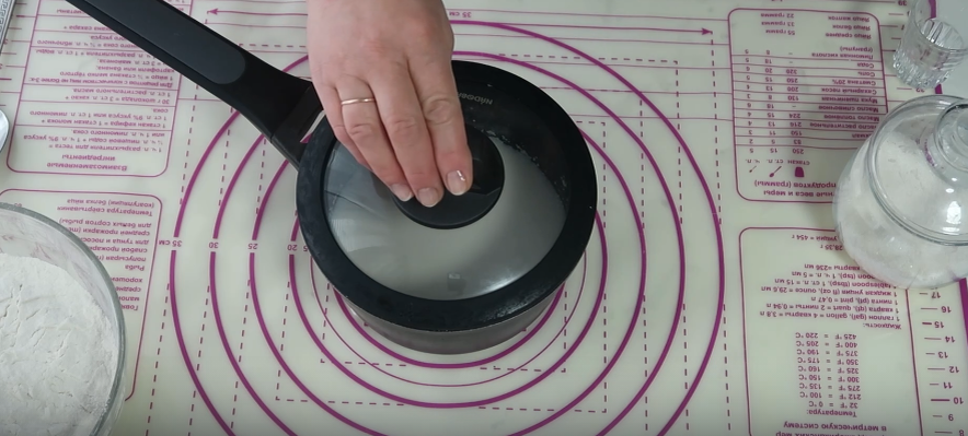 Накрываем крышкой и оставляем на 10-15 минут