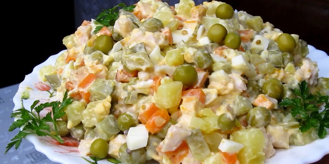 Новый вкус привычного салата. Есть изюминка. Вкус благородный, а эти зёрнышки...В список любимых однозначно.