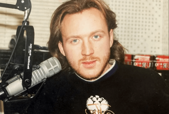 Ведущий у микрофона Олег Алмазов/ "Эльдорадио"