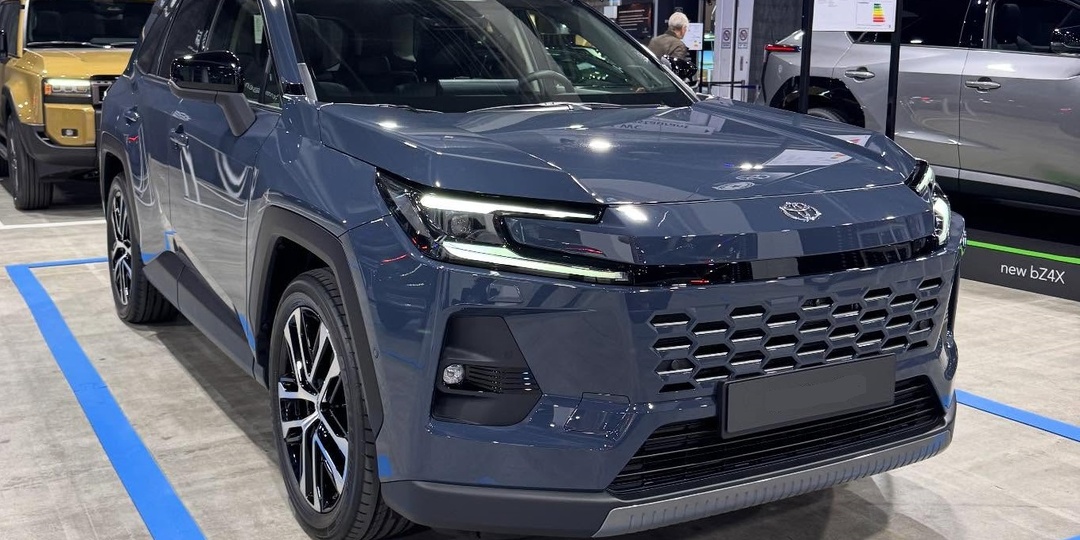 В РФ продают сразу 2 поколения Toyota RAV4 — купить старый проверенный или новый модный?