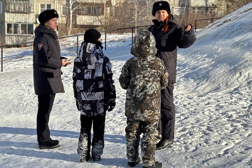    Сотрудники Госавтоинспекции регулярно проводят мониторинг несанкционированных горок и при выявлении опасных участков принимают меры по их ликвидации. Фото: Госавтоинспекция Иркутской области