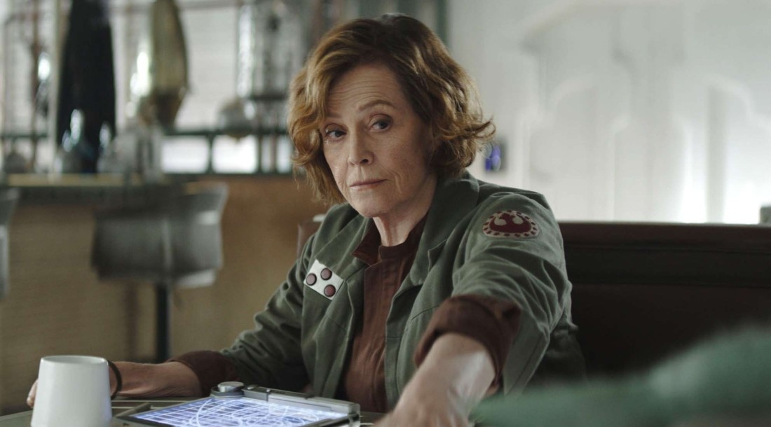     Сигурни Уивер, кадр из фильма «Мандалорец и Грогу» (2026)