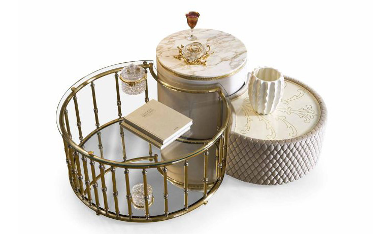 Композиция столиков Cappelletti Tris Equilibrium: элегантное сочетание мрамора, стекла и декоративных элементов в фирменной классической эстетике бренда. Изысканный дизайн подчёркивает ручное мастерство и создаёт атмосферу современного итальянского люкса.