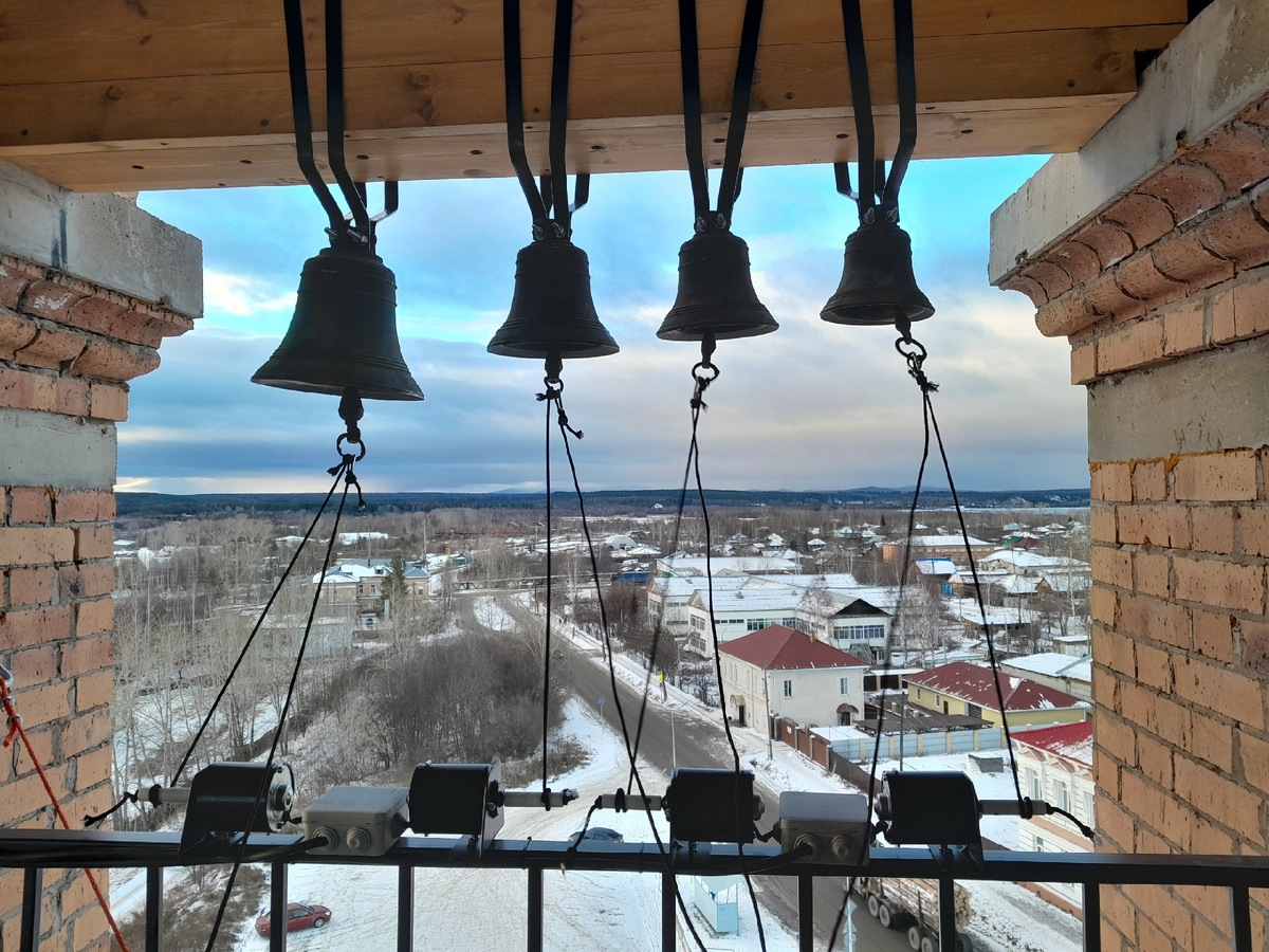 На звоннице Введенского собора установлены 13 колоколов