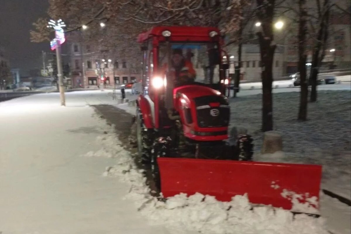   В Курске последствия снегопада 10 декабря устраняет 71 коммунальная машина