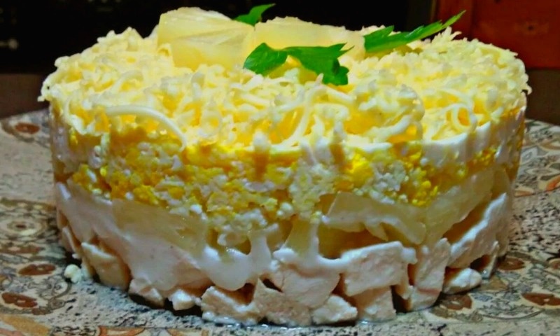 Салат из курицы с ананасами